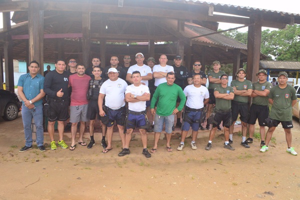 Prefeito visita moradores afetados pela cheia do rio Jari.